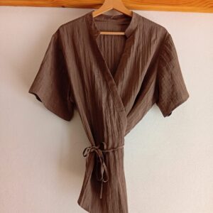 Blusa cruzada arrugada